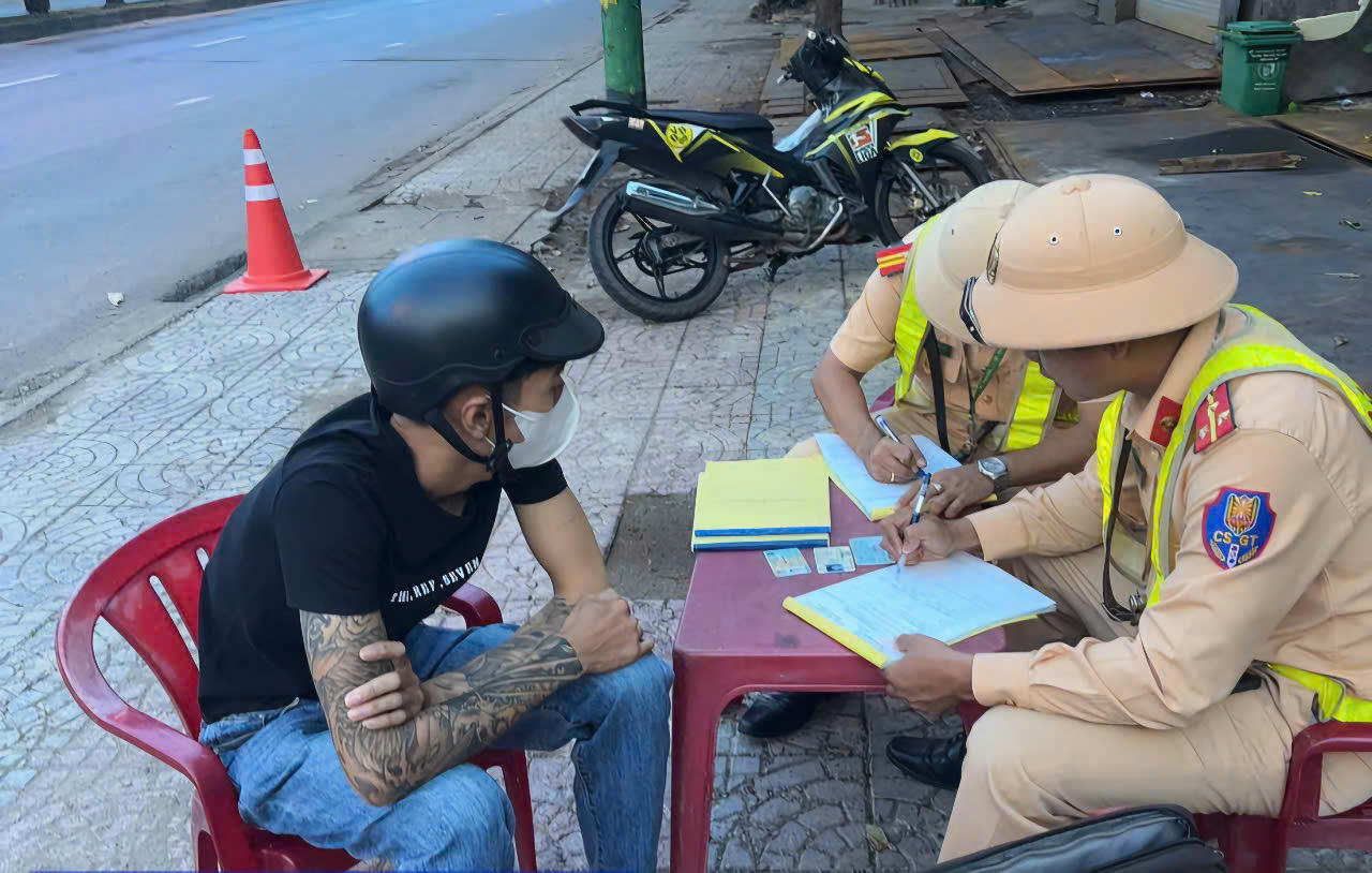 Phòng CSGT Công an tỉnh Quảng Trị xử lý gần 1.000 trường hợp vi phạm trong 2 tuần sau sáp nhập.