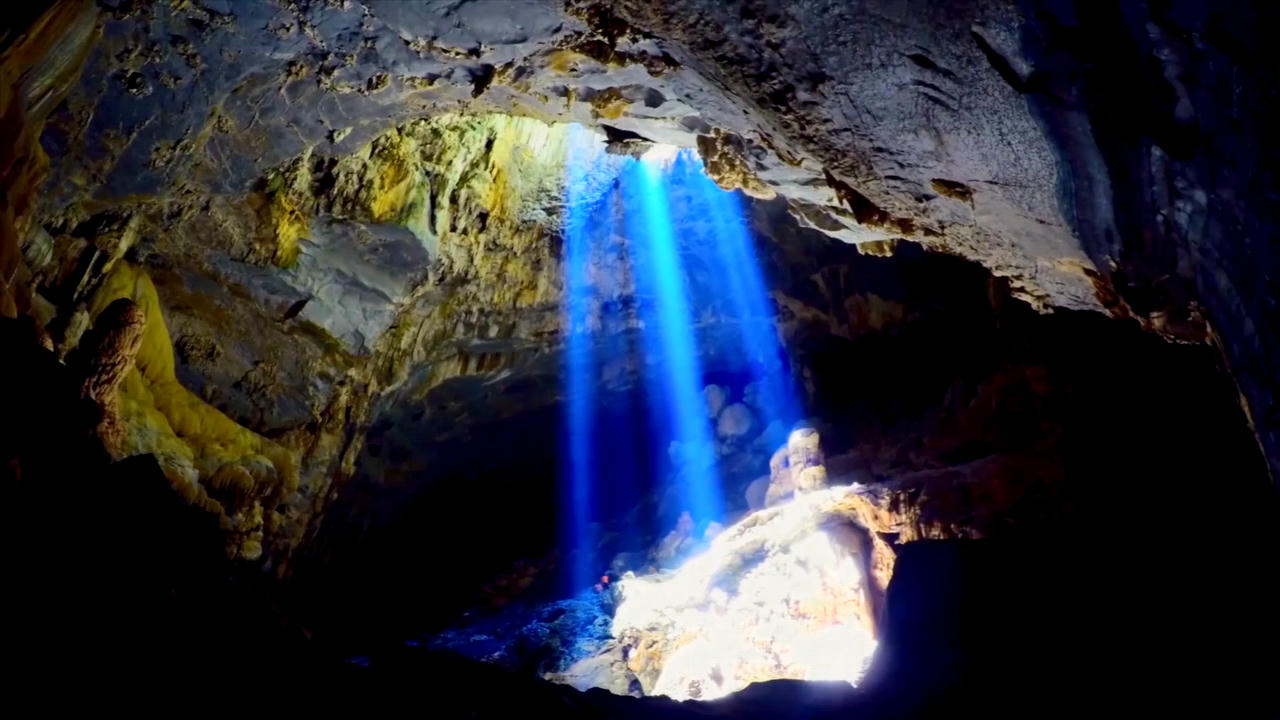 Phong Nha - Kẻ Bàng có địa hình đặc biệt và sự đa dạng của cảnh quan karst được hình thành từ sự xen kẽ phức tạp của karst đá vôi với đá phiến, đá cát và đá granite. Sự hình thành karst đã phát triển từ thời kỳ Paleozoic khoảng 400 triệu năm trước.