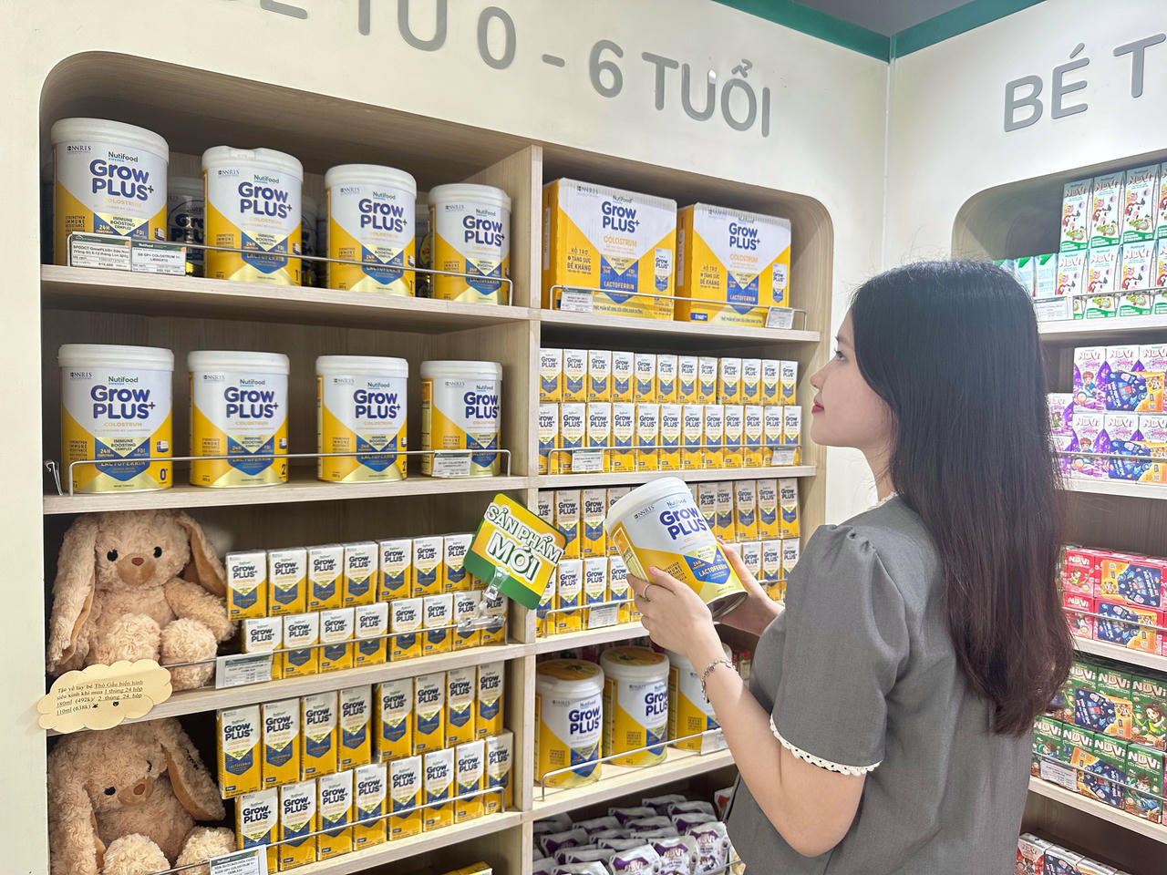 Chị Huyền đang chọn mua sữa Nutifood GrowPLUS+ Colostrum Lactoferrin cho con.