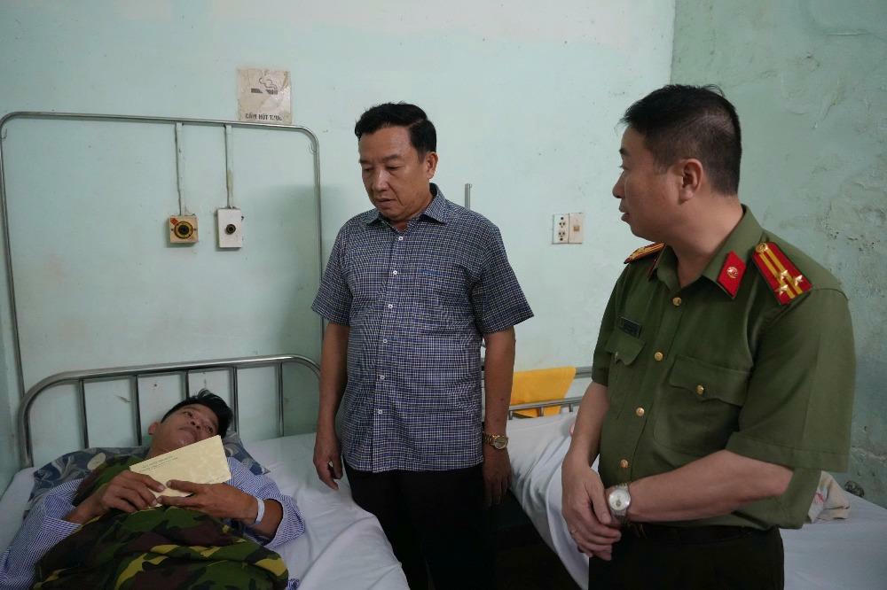 Đại tá Trần Văn Mười - Phó Giám đốc Công an tỉnh Lâm Đồng đến thăm hỏi, động viên đồng chí Hiệp.