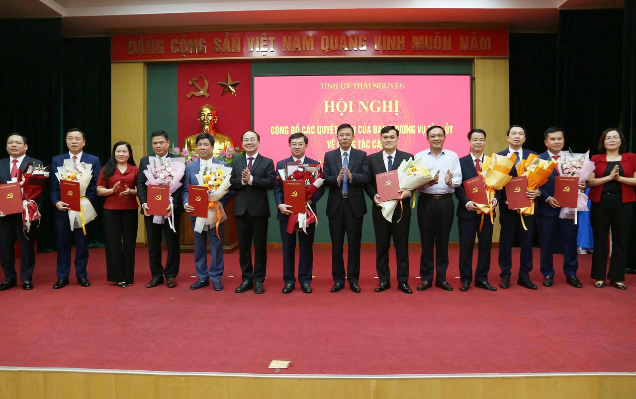 Ông Nguyễn Đăng Bình, Chủ tịch HĐND tỉnh Thái Nguyên trao quyết định bổ nhiệm cán bộ