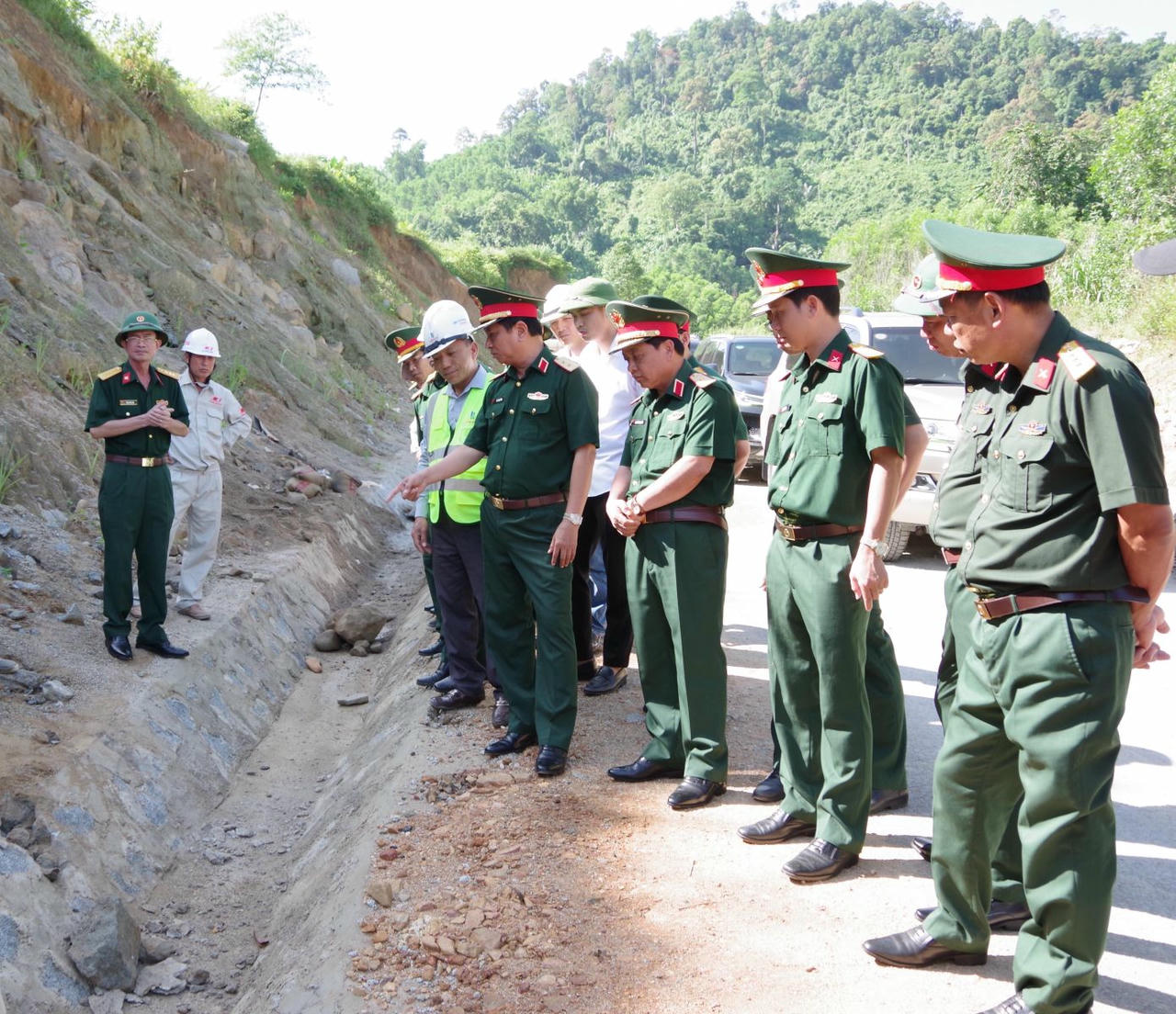 Đoàn kiểm tra chất lượng hệ thống mương thoát nước.