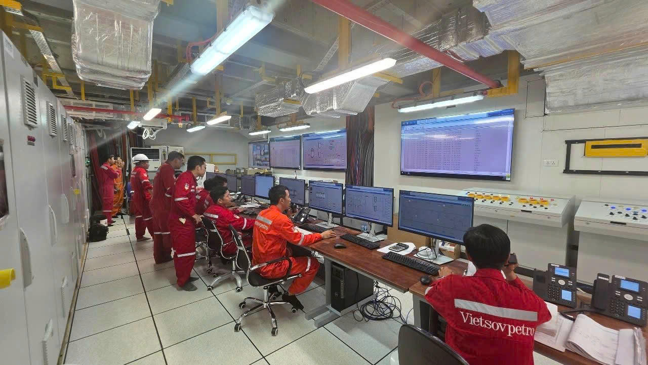Các chuyên gia, kỹ sư làm việc tại phòng điều khiển trên giàn CPP-KNT.