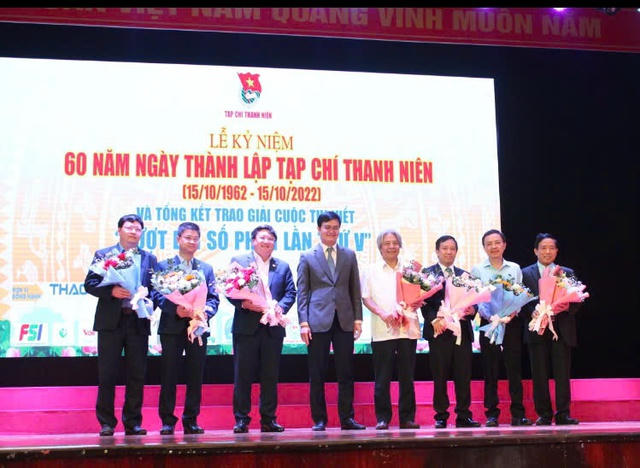 Đồng chí Bùi Quang Huy - Ủy viên dự khuyết Trung ương Đảng, Bí thư thứ nhất Trung ương Đoàn tặng hoa chúc mừng Hội đồng biên tập Tạp chí Thanh niên