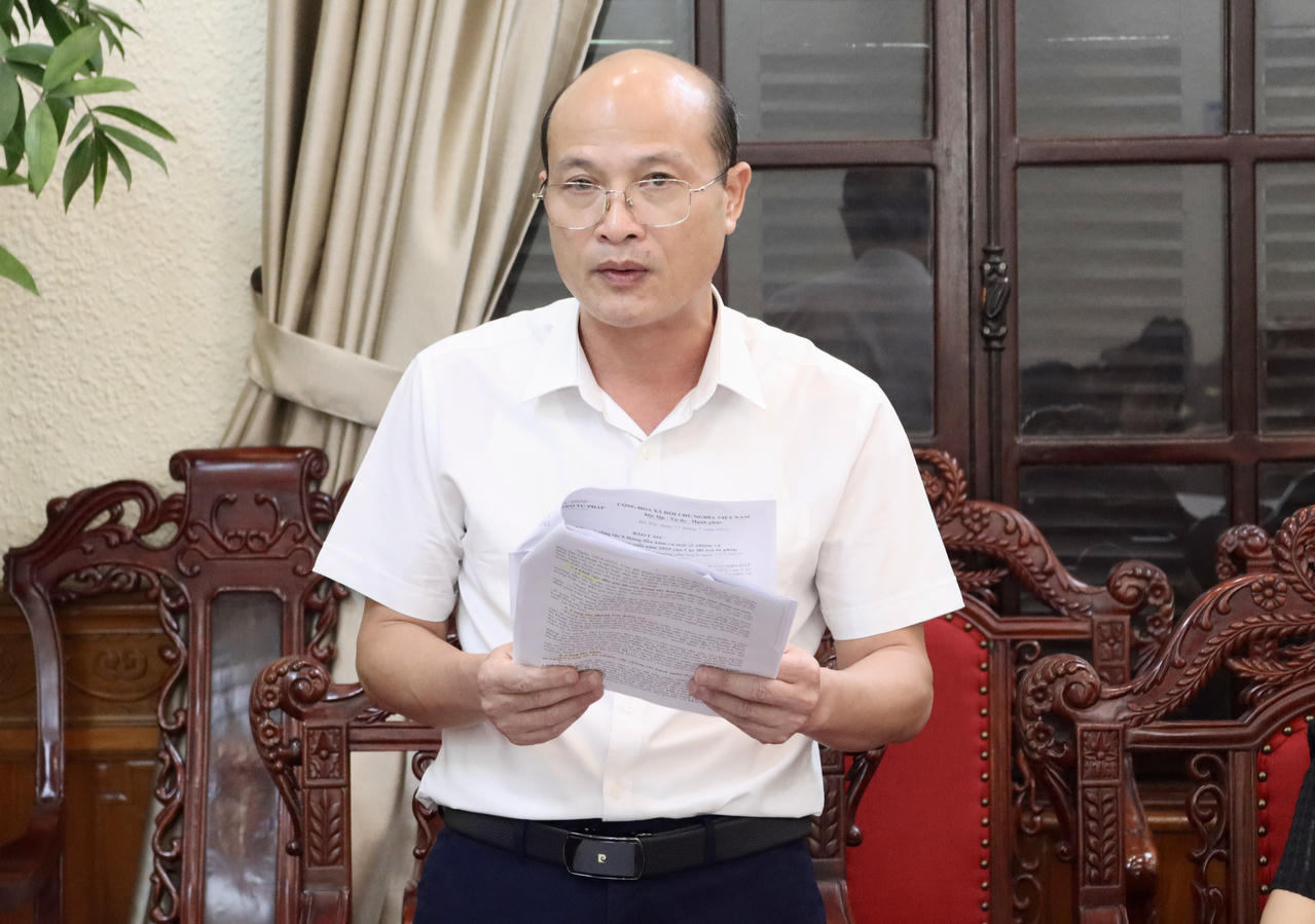 Phó Cục trưởng Cục Bổ trợ tư pháp Đoàn Văn Hường báo cáo tại cuộc họp.