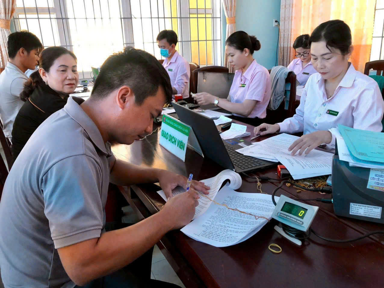 Các điểm giao dịch của NHCSXH Hoài Nhơn vẫn duy trì hoạt động, đẩy mạnh cho vay vốn tín dụng chính sách ở tất cả 7 phường mới thành lập sau sáp nhập.