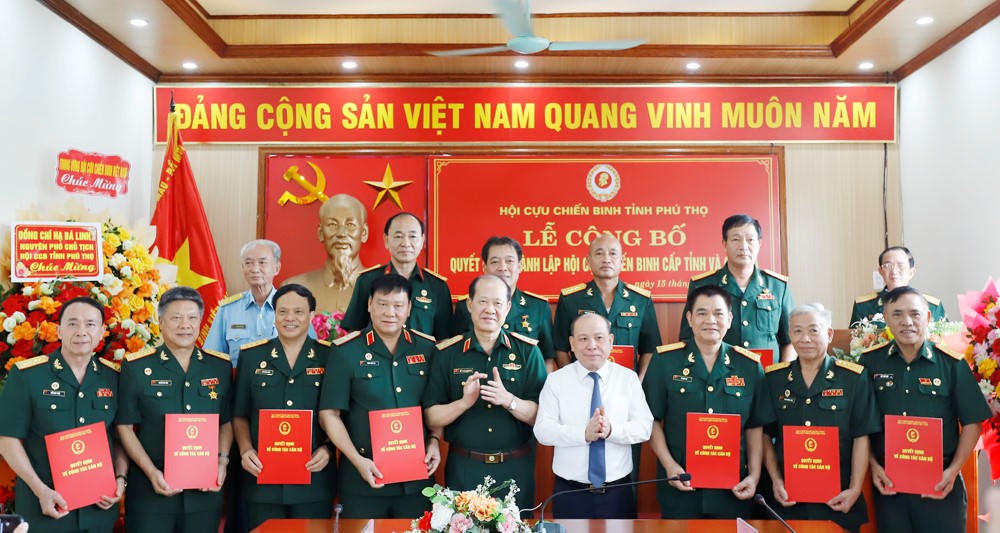 Công bố các quyết định thành lập Hội CCB tỉnh Phú Thọ Công bố các quyết định thành lập Hội CCB tỉnh Phú Thọ