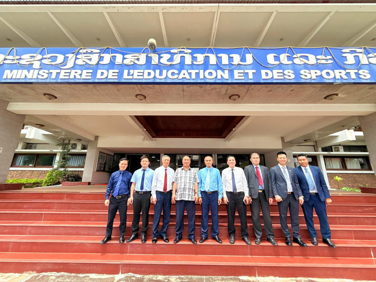 Đoàn công tác trường ĐH Tài chính – Ngân hàng Hà Nội chụp ảnh trước trụ sở Bộ GD&TT Lào