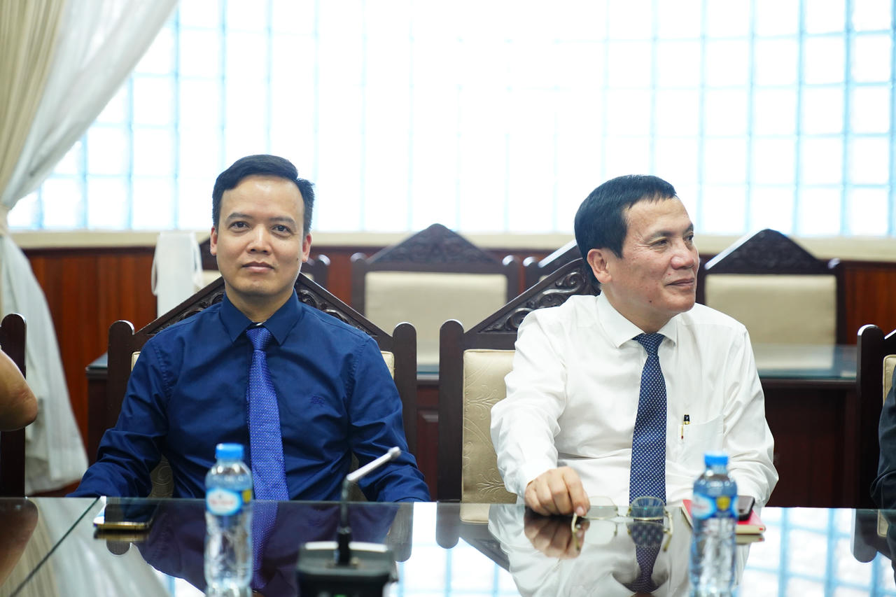 NCS. Nhữ Văn Hanh – Trưởng phòng Tổ chức Nhân sự (bên trái)