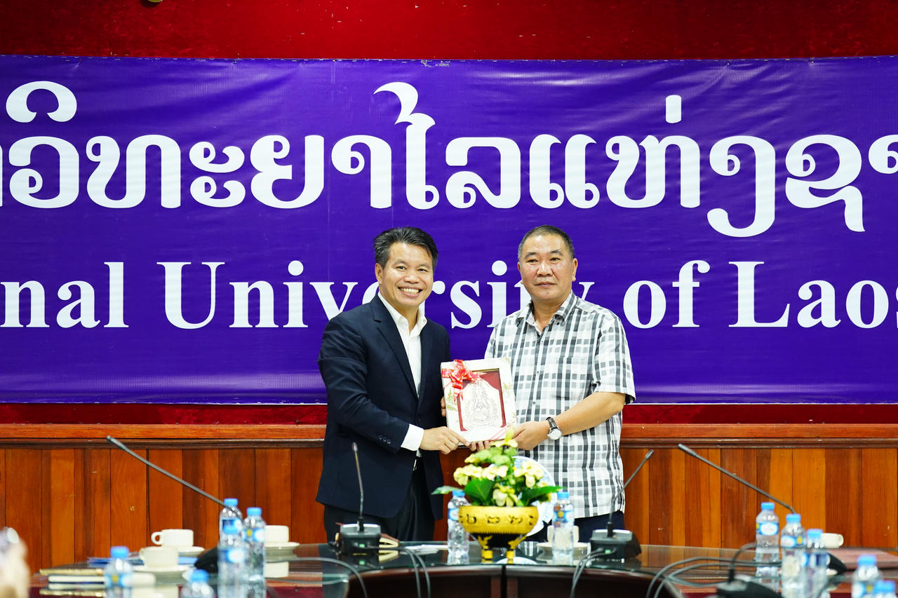 PGS.TSKH Bùi Xuân Biên, Chủ tịch Hội đồng Trường FBU tặng quà lưu niệm GS.TS. Phouphet Kyophilavong – Phó Giám đốc Đại học Quốc gia Lào.