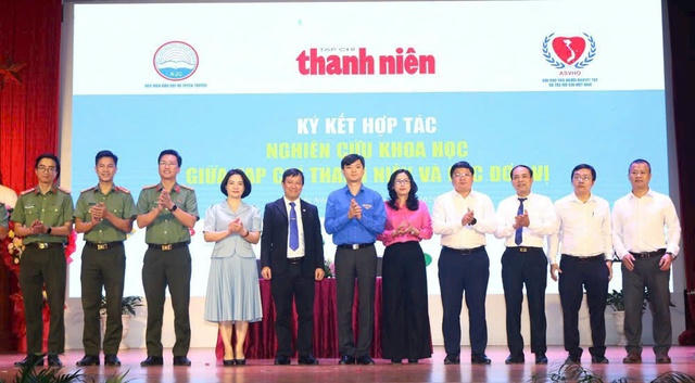 Đồng chí Nguyễn Minh Triết - Bí thư Trung ương Đoàn, chủ tịch Trung ương Hội sinh viên Việt Nam, Chủ tịch Hội đồng biên tập Tạp chí Thanh niên chứng kiến ký kết hợp tác giữa Tạp chí Thanh niên và các đơn vị