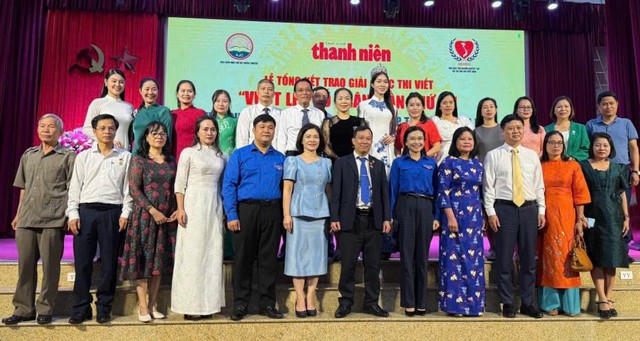 Đồng chí Nguyễn Phạm Duy Trang - Bí thư Trung ương Đoàn, chủ tịch Hội đồng Đội Trung ương chụp ảnh lưu niệm tại trao giải cuộc thi viết Vượt lên số phận lần thứ VII năm 2024 do Tạp chí Thanh niên tổ chức