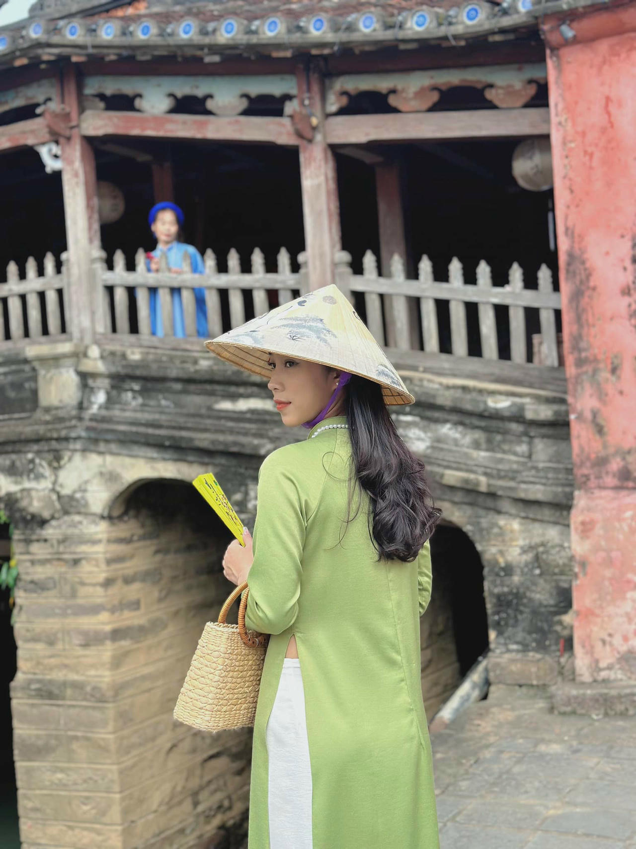 Bên ngoài sân cỏ, Bảo Trâm hóa thân thành một cô gái xinh đẹp 
