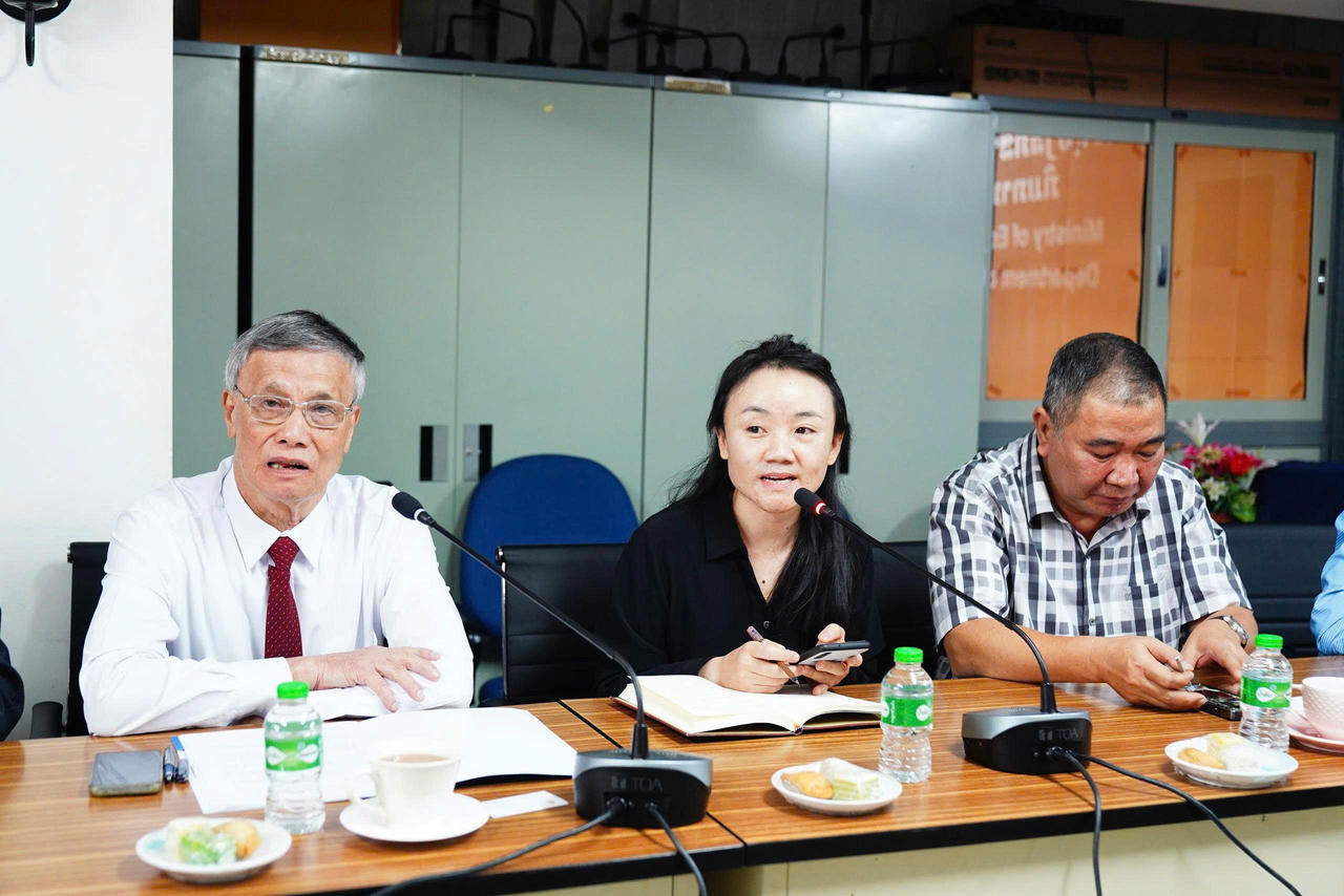 PGS.TSKH. Bùi Xuân Biên – Chủ tịch Hội đồng Trường FBU (bên phải) và PGS.TS. NGƯT. Phạm Ngọc Ánh – Hiệu trưởng FBU (bên trái) chia sẻ sẵn sàng hợp tác chặt chẽ với các cơ sở đào tạo tại Lào và tiếp tục cấp học bổng cho thế hệ sinh viên, học viên và nghiên cứu sinh nước bạn