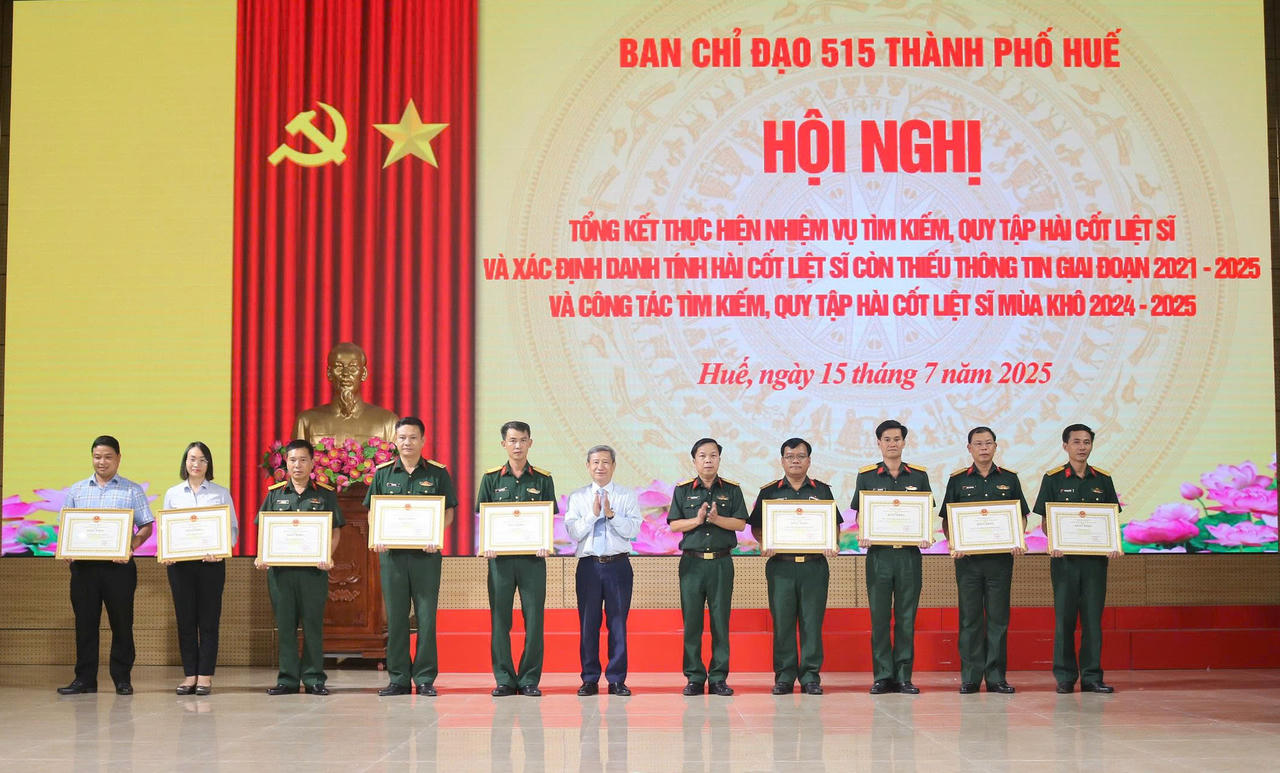 Ban Chỉ đạo 515 thành phố Huế trao Bằng khen tặng 10 tập thể có thành tích xuất sắc trong thực hiện nhiệm vụ.