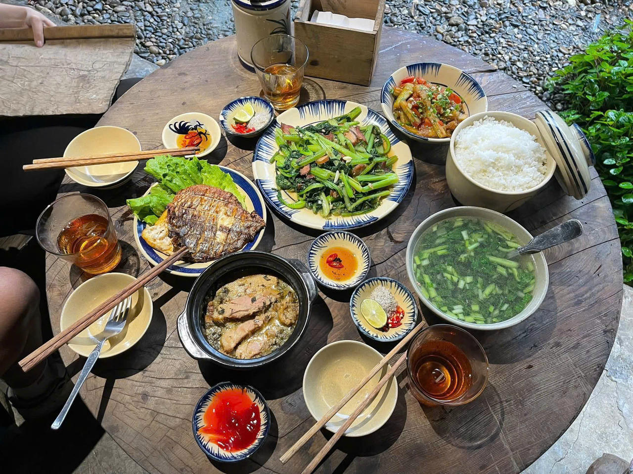 Mâm cơm chị H và 2 người bạn đặt