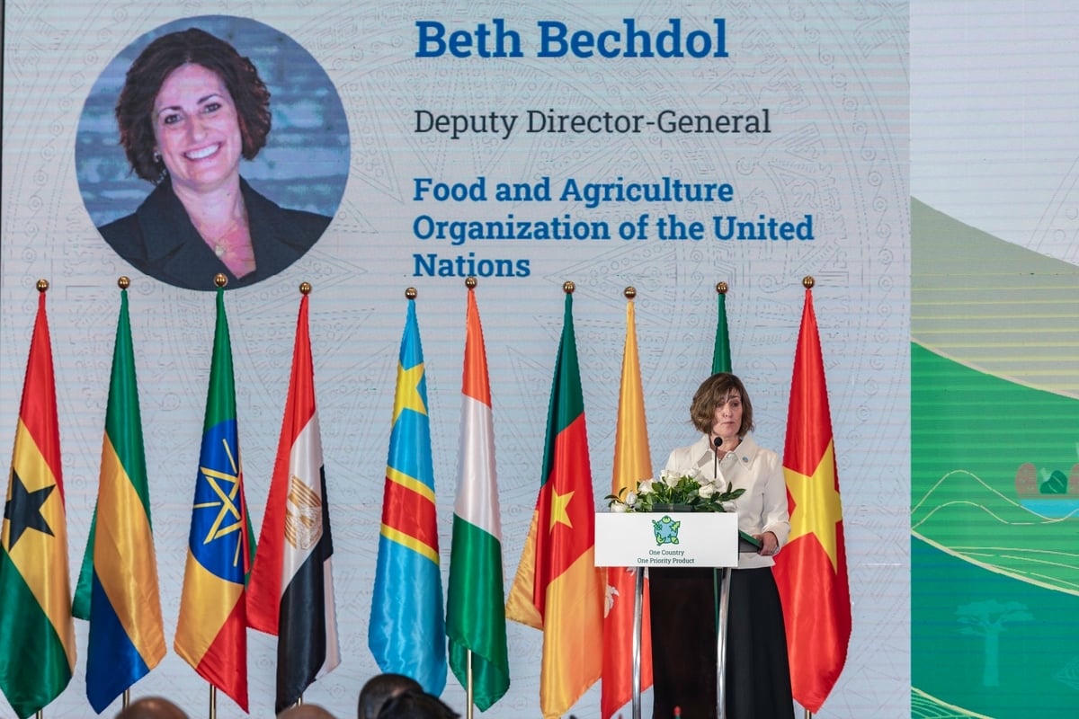 Bà Beth Bechdol - Phó Tổng Giám đốc FAO phát biểu về ý nghĩa sáng kiến OCOP tại diễn đàn. (Ảnh: T.V)