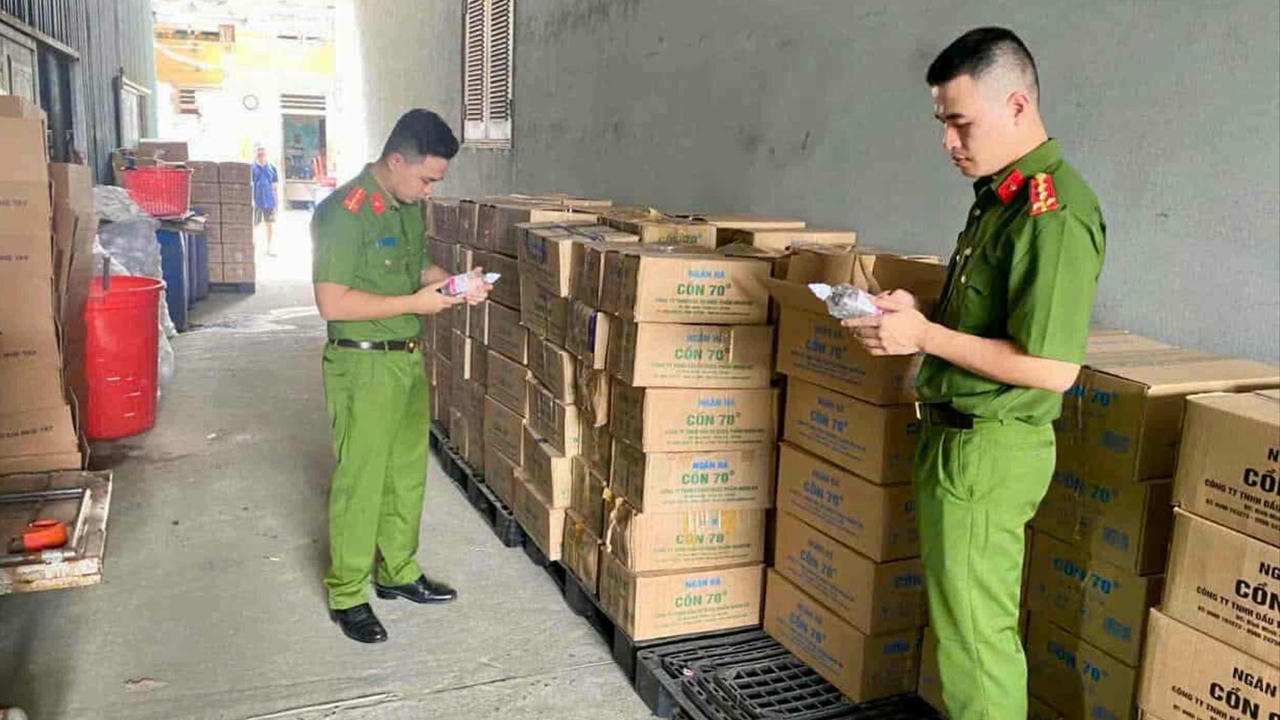 Triệt phá đường dây sản xuất, buôn bán cồn y tế giả chứa chất có thể gây tổn thương thần kinh, mù lòa, thậm chí tử vong nếu hít phải Triệt phá đường dây sản xuất, buôn bán cồn y tế giả chứa chất có thể gây tổn thương thần kinh, mù lòa, thậm chí tử vong nếu hít phải