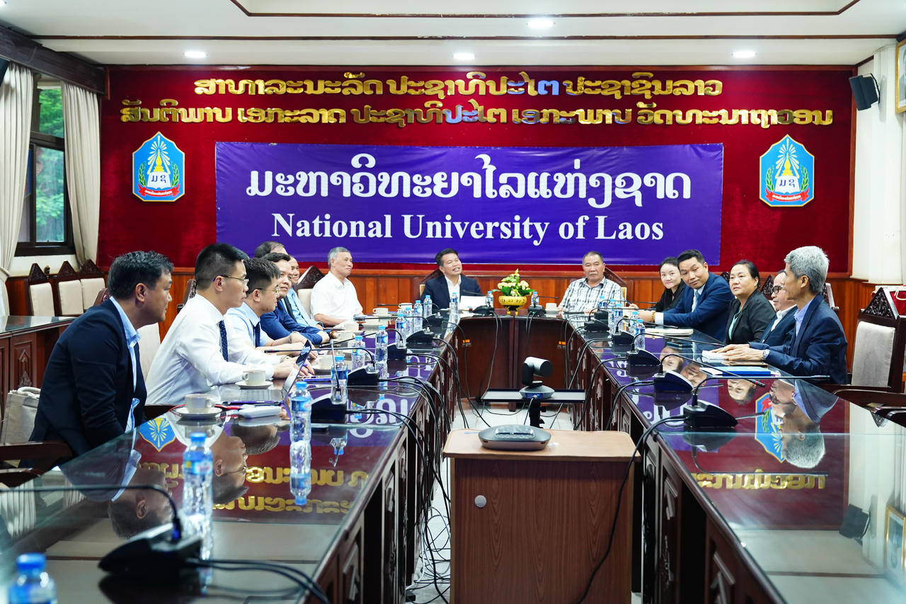 Hai bên trao đổi về các chương trình hợp tác giáo dục, trong đó FBU cam kết cấp học bổng toàn phần cho sinh viên, học viên cao học và nghiên cứu sinh Lào theo học tại FBU