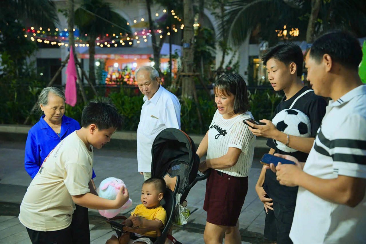 Gia đình đa thế hệ đều tìm thấy “vùng vui” cho mình tại Halong Marina Street Fest.