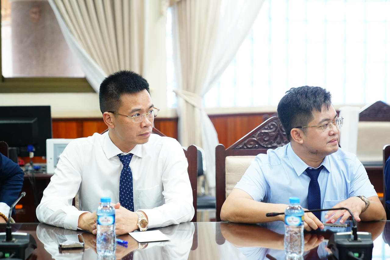 NCS. Trịnh Xuân Tiến – Phó phòng Quản lý Khoa học và Công nghệ, Phó Tổng Biên tập Tạp chí Khoa học Tài chính – Ngân hàng (bên trái) tham dự buổi làm việc.