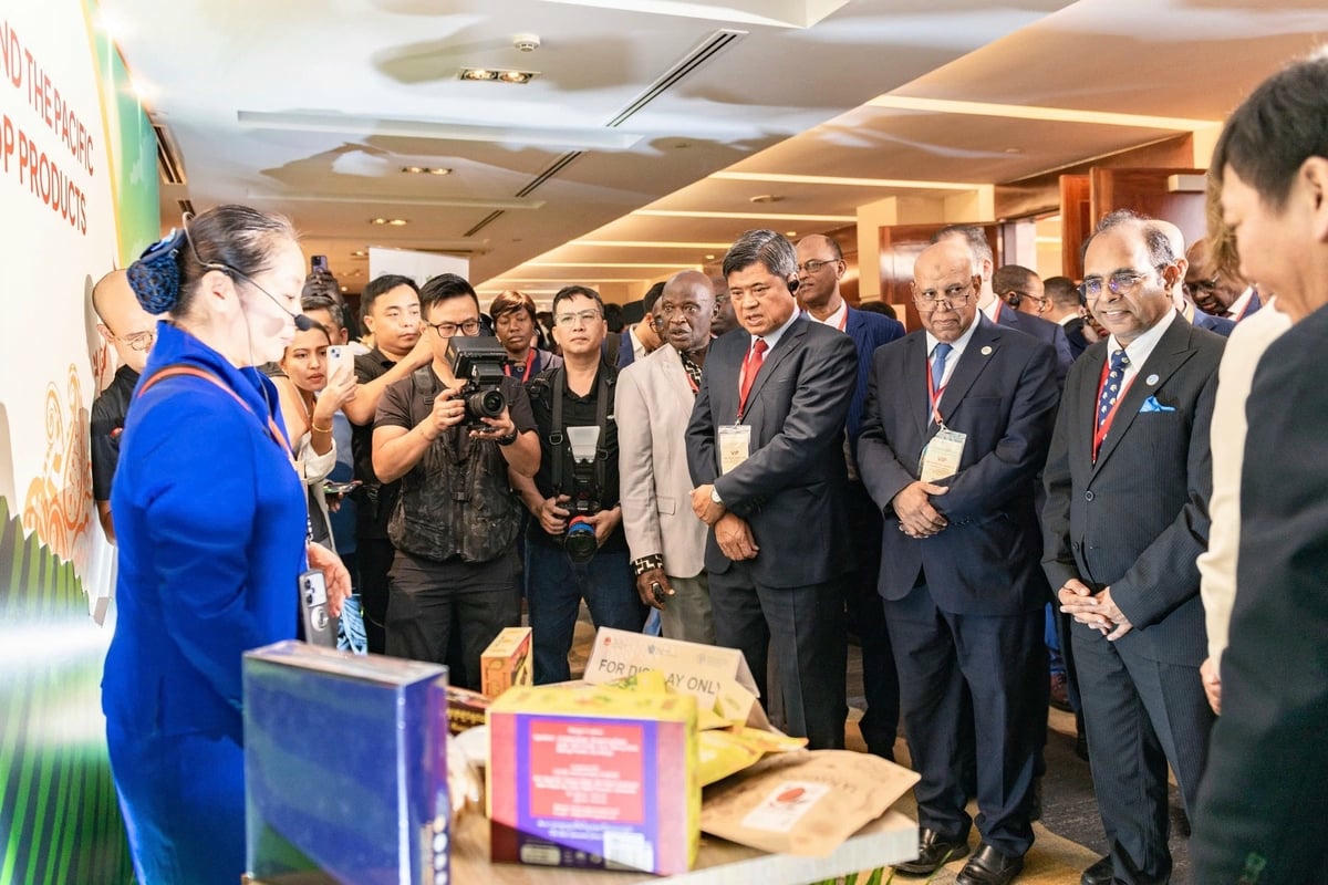 Thứ trưởng Trần Thanh Nam và lãnh đạo các Bộ Nông nghiệp châu Phi, châu Á thăm gian hàng triển lãm OCOP tại Diễn đàn cấp cao liên khu vực. (Ảnh: T.V)