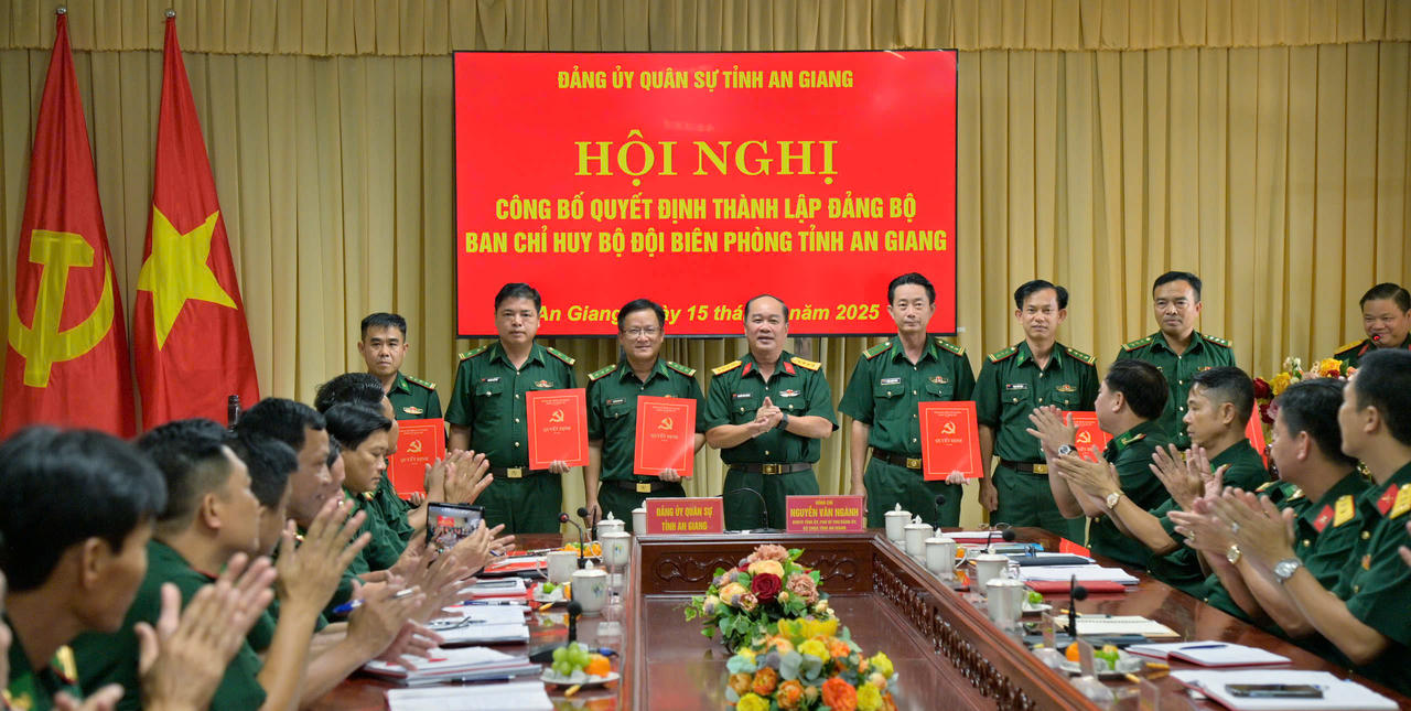 Đại tá Nguyễn Văn Ngành trao quyết định chỉ định Ban Chấp hành Đảng bộ Ban Chỉ huy Bộ đội Biên phòng tỉnh An Giang