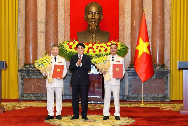 Chủ tịch nước Lương Cường trao Quyết định thăng cấp bậc hàm từ Trung tướng lên Thượng tướng đối với các đồng chí: Phạm thế Tùng, Ủy viên Ban Thường vụ Đảng ủy Công an Trung ương, Thứ trưởng Bộ Công an; Nguyễn Ngọc Lâm, Ủy viên Ban Thường vụ Đảng ủy Công an Trung ương, Thứ trưởng Bộ Công an.