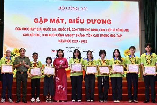 Ấm áp ‘Trại hè yêu thương’ năm 2025 của lực lượng Công an nhân dân