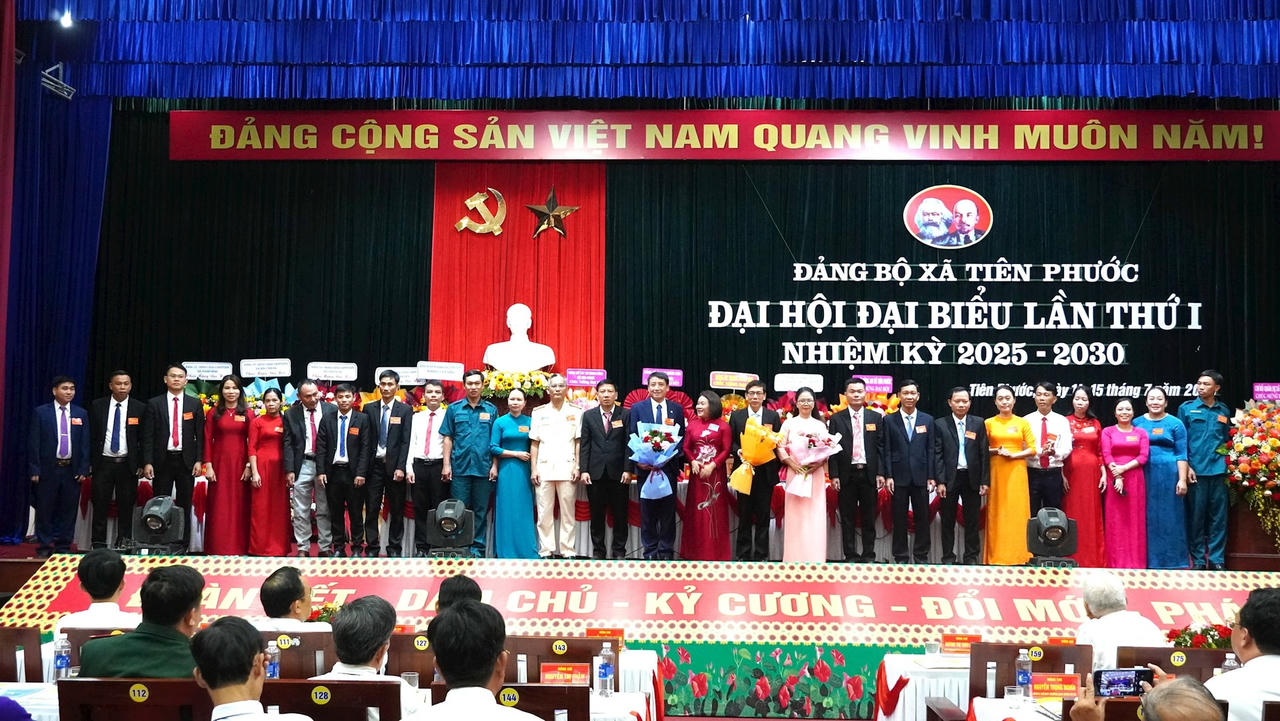 Ban Chấp hành Đảng bộ xã Tiên Phước ra mắt đại hội.