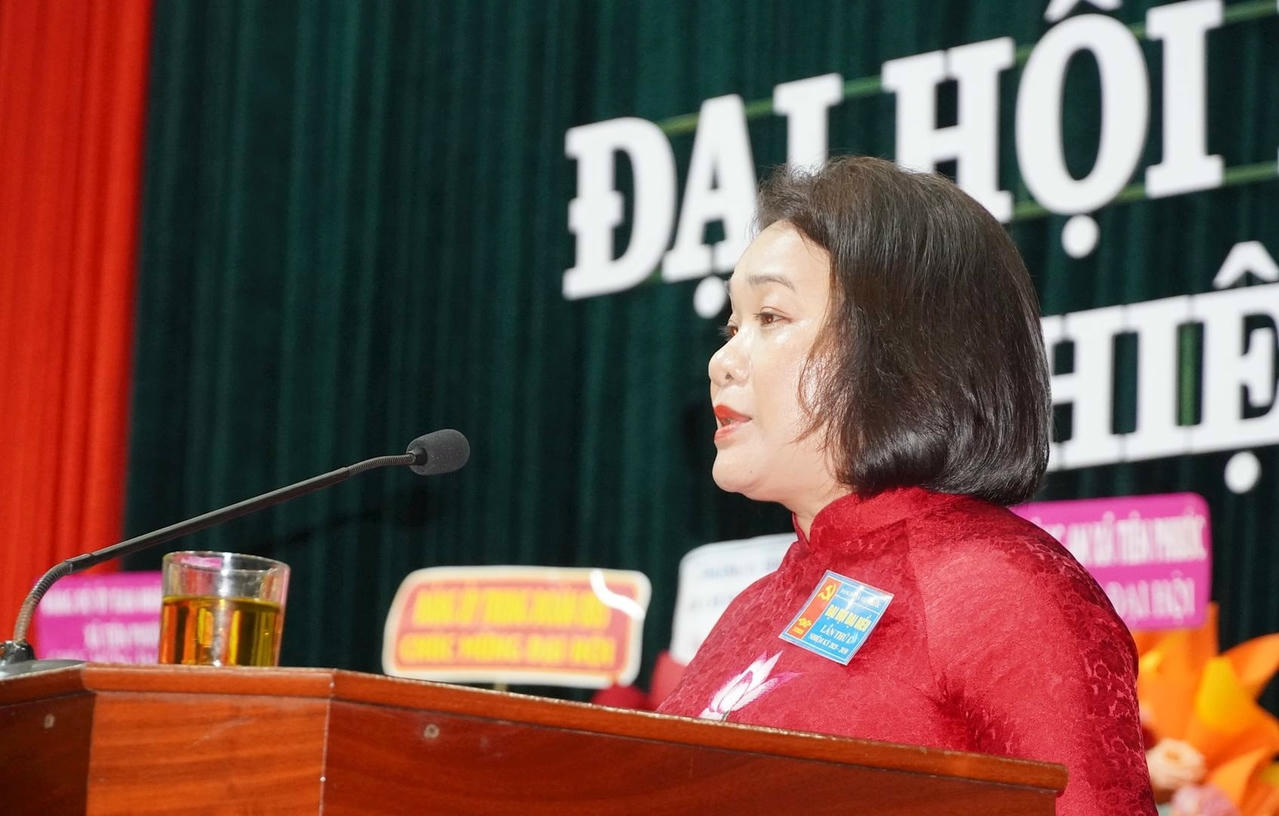 Bà Huỳnh Thị Thùy Dung, Trưởng ban Tuyên giáo và Dân vận Thành ủy Đà Nẵng phát biểu tại đại hội. 
