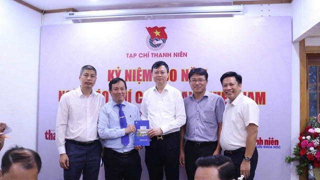 PGS. TS Nguyễn Văn Hiền - Bí thư Đảng ủy, Chủ tịch Hội đồng trường ĐHSP Hà Nội chúc mừng Tạp chí Thanh niên nhân dịp Kỷ niệm 100 năm ngày Báo chí cách mạng Việt Nam 21/6/2025
