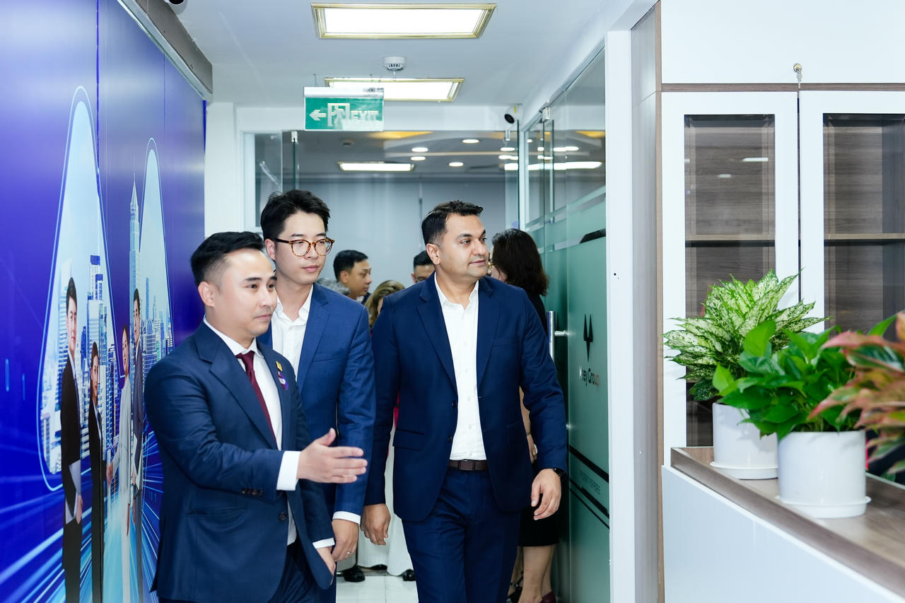 Ông Hiren Krishnani - Giám đốc Quan hệ Nhà đầu tư và IPO, phụ trách hoạt động thị trường vốn khu vực ASEAN của Nasdaq  tham quan trụ sở Meey Group