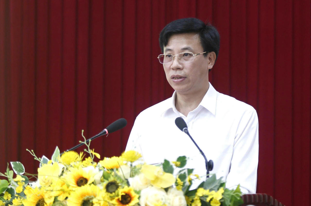 Ông Lê Minh Đức - Bí thư Đảng ủy xã Yên Bình - Lào Cai cung cấp thông tin tại buổi họp báo. Ảnh: Nguyên Đức.