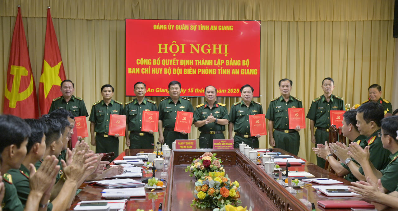 Đại tá Nguyễn Văn Ngành trao quyết định chỉ định Ban Chấp hành Đảng bộ Ban Chỉ huy Bộ đội Biên phòng tỉnh An Giang