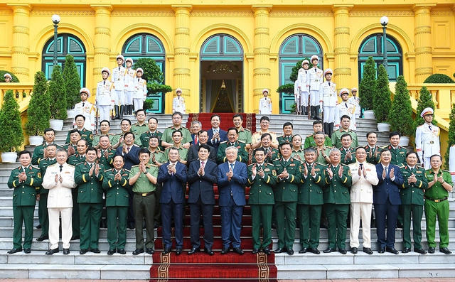 Chủ tịch nước Lương Cường và các đồng chí được thăng quân hàm; cấp bậc hàm Đại tướng, Thượng tướng cùng các đại biểu dự buổi lễ.