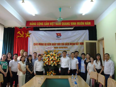 Đồng chí Ngô Văn Cương - Bí thư Trung ương Đoàn, Chủ nhiệm Ủy ban Kiểm tra Trung ương Đoàn tặng hoa chúc mừng Tạp chí Thanh niên nhân dịp kỷ niệm ngày Báo chí cách mạng Việt Nam năm 2024