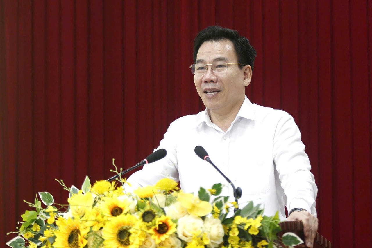 Ông Dương Đức Huy - Trưởng ban Tuyên giáo và Dân vận tỉnh ủy Lào Cai chia sẻ thông tin tại buổi họp báo. Ảnh: Nguyên Đức.