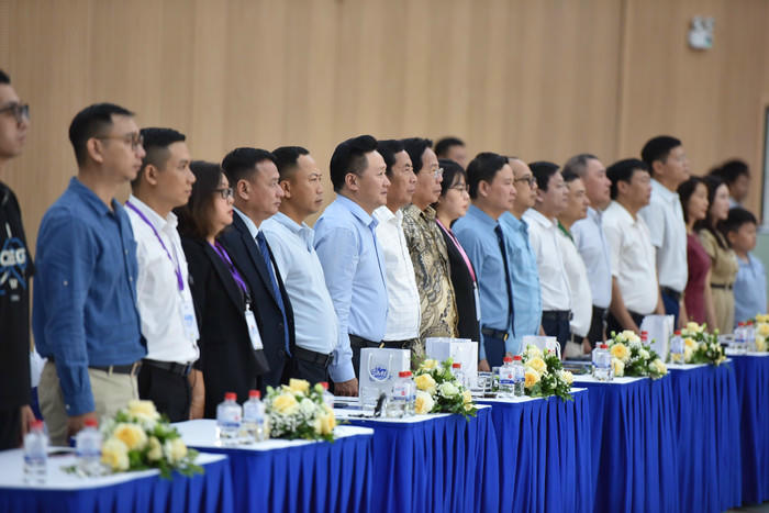  Các khách mời tham dự buổi lễ thực hiện chào cờ. 