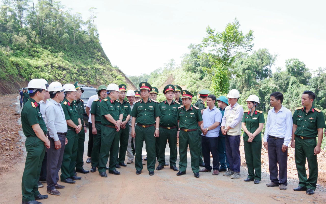 Đoàn kiểm tra chất lượng một số điểm thi công.