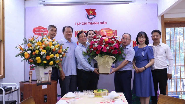 TS Nguyễn Văn Hay - Phó bí thư thường trực Đảng ủy Ban Tuyên giáo và Dân vận Trung ương tặng hoa chúc mừng Tạp chí Thanh niên nhân dịp Kỷ niệm 100 năm ngày Báo chí cách mạng Việt Nam 21/6/2025