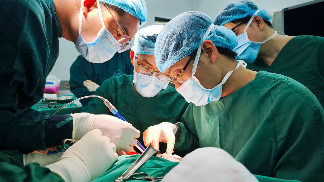 Các bác sĩ tiến hành phẫu thuật cho bệnh nhân. Ảnh: Thanh Thanh