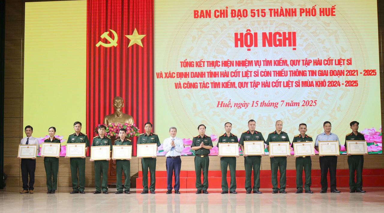Ban Chỉ đạo 515 thành phố Huế trao Bằng khen tặng 15 cá nhân có thành tích xuất sắc trong thực hiện nhiệm vụ.