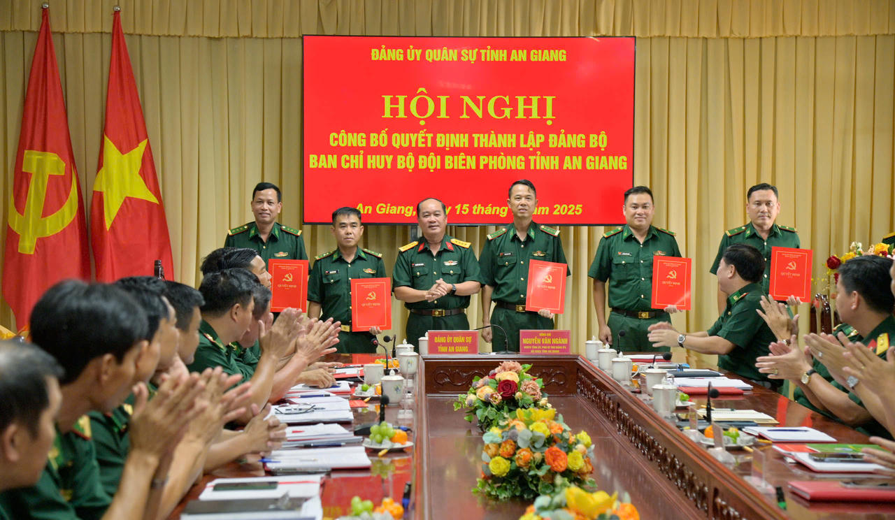 Đại tá Nguyễn Văn Ngành trao quyết định chỉ định Ủy ban Kiểm tra Đảng ủy Ban Chỉ huy Bộ đội Biên phòng tỉnh An Giang