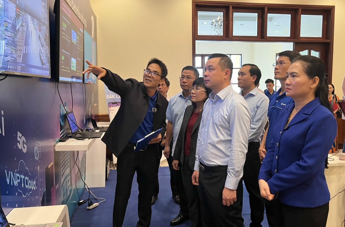 Đại biểu tham quan và trải nghiệm các nền tảng, ứng dụng số. Ảnh Tuấn Hải