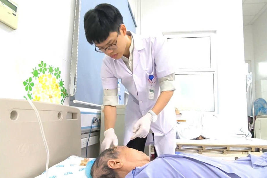 Cụ bà bị hoại tử nửa đầu vì biến chứng zona thần kinh