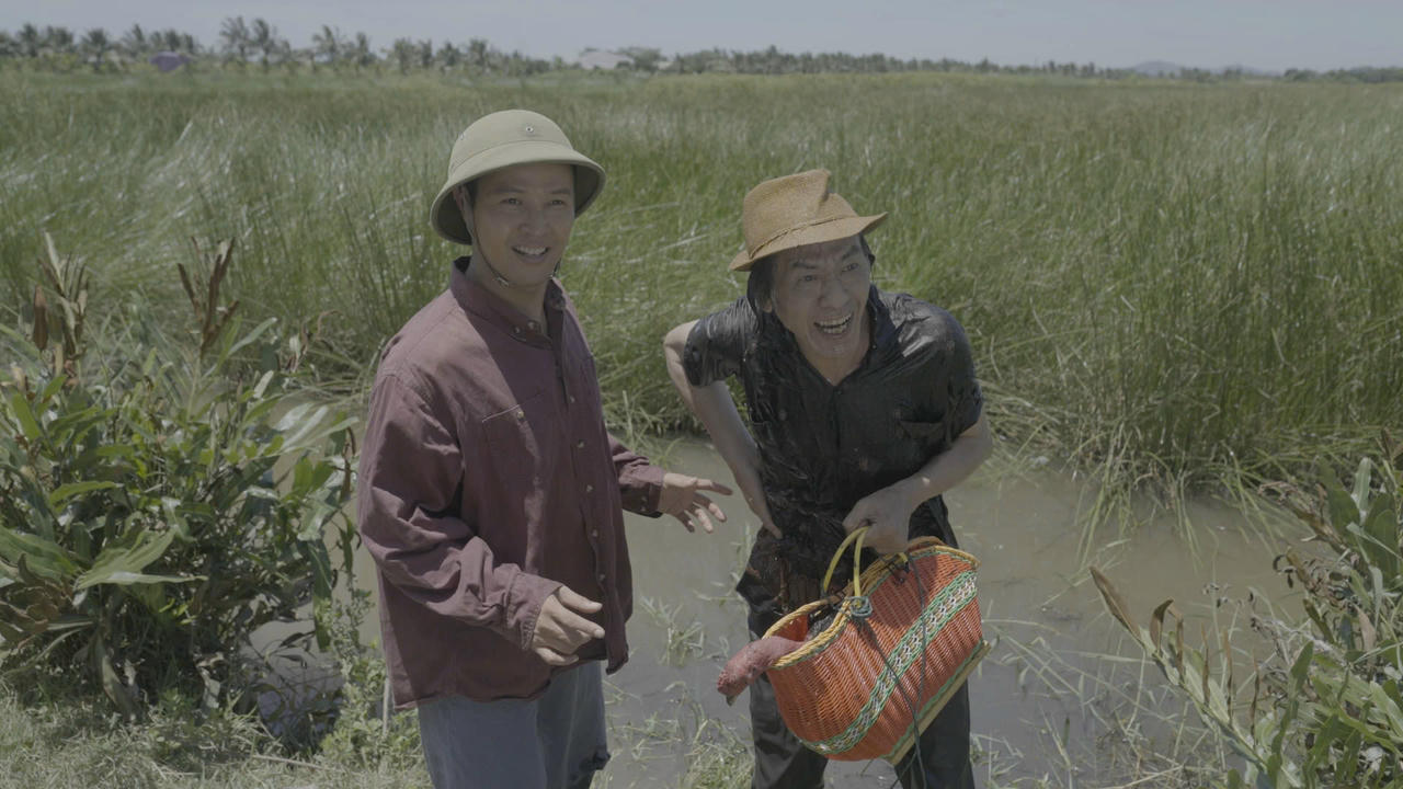 Bối cảnh phim diễn ra tại xã Tiên Phong - một vùng quê tưởng chừng bình lặng nhưng đang âm ỉ những bất ổn (ảnh trong phim).