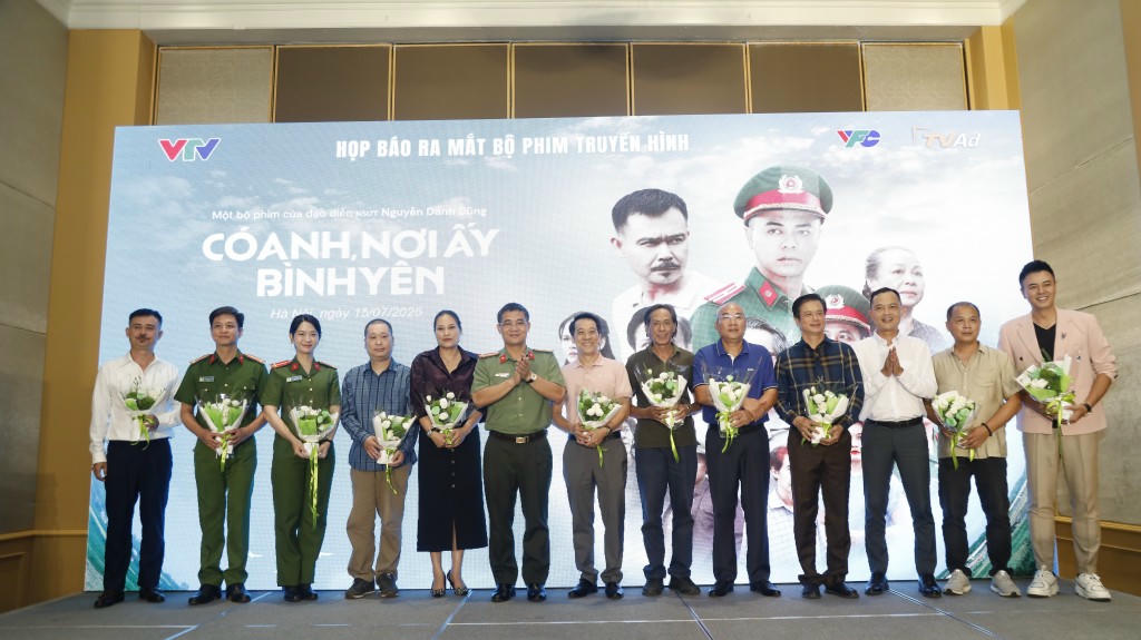 Đoàn làm phim "Có anh, nơi ấy bình yên" (ảnh VFC).