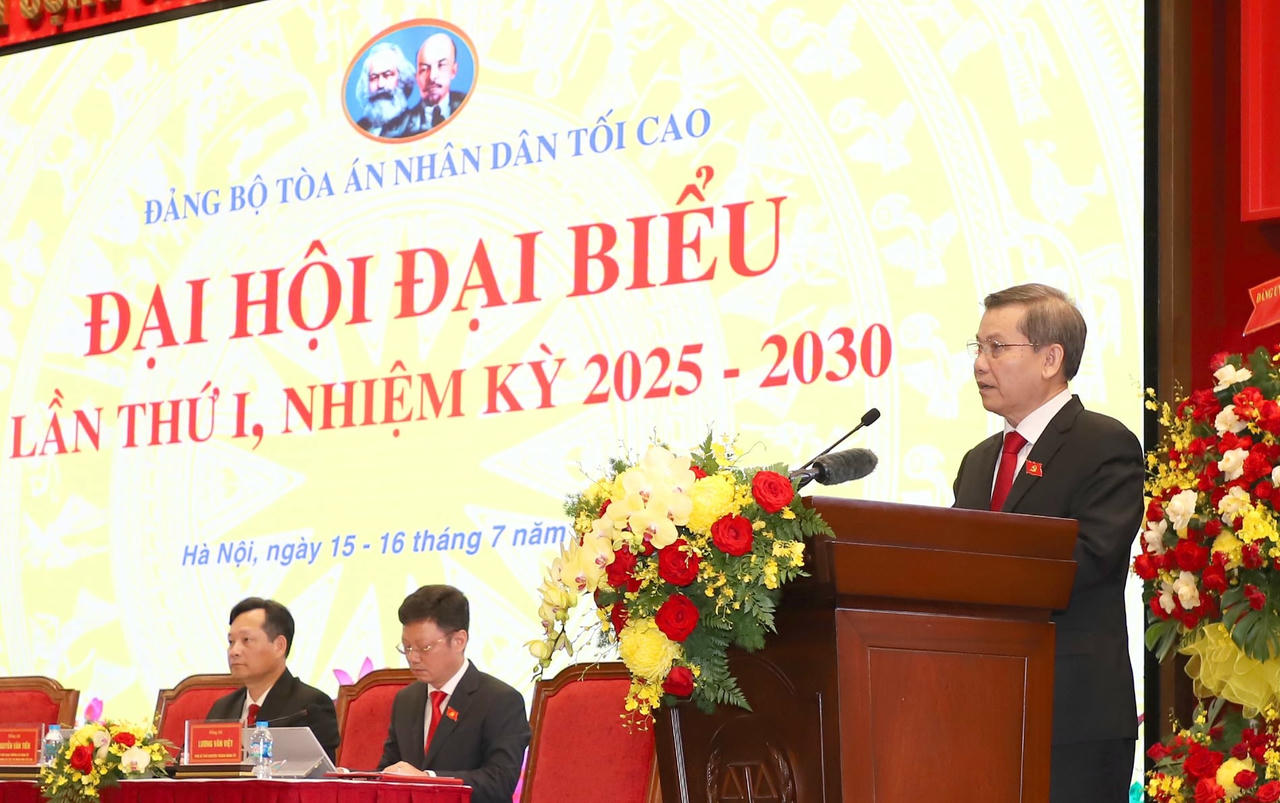 Đồng chí Lê Minh Trí, Bí thư Trung ương Đảng, Bí thư Đảng ủy, Chánh án TANDTC phát biểu tại Đại hội.