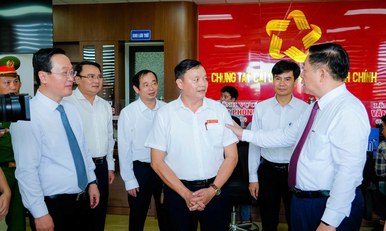 Trưởng Ban Tuyên giáo và Dân vận Trung ương Nguyễn Trọng Nghĩa thăm Trung tâm phục vụ hành chính công xã Đô Lương